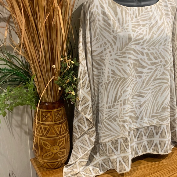 Beige and White Patterned Top - Picture 4 of 11